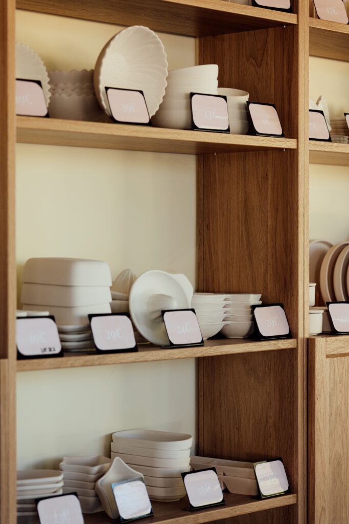 Un large choix de pièces à décorer à l'Atelier des Cigales aux Angles