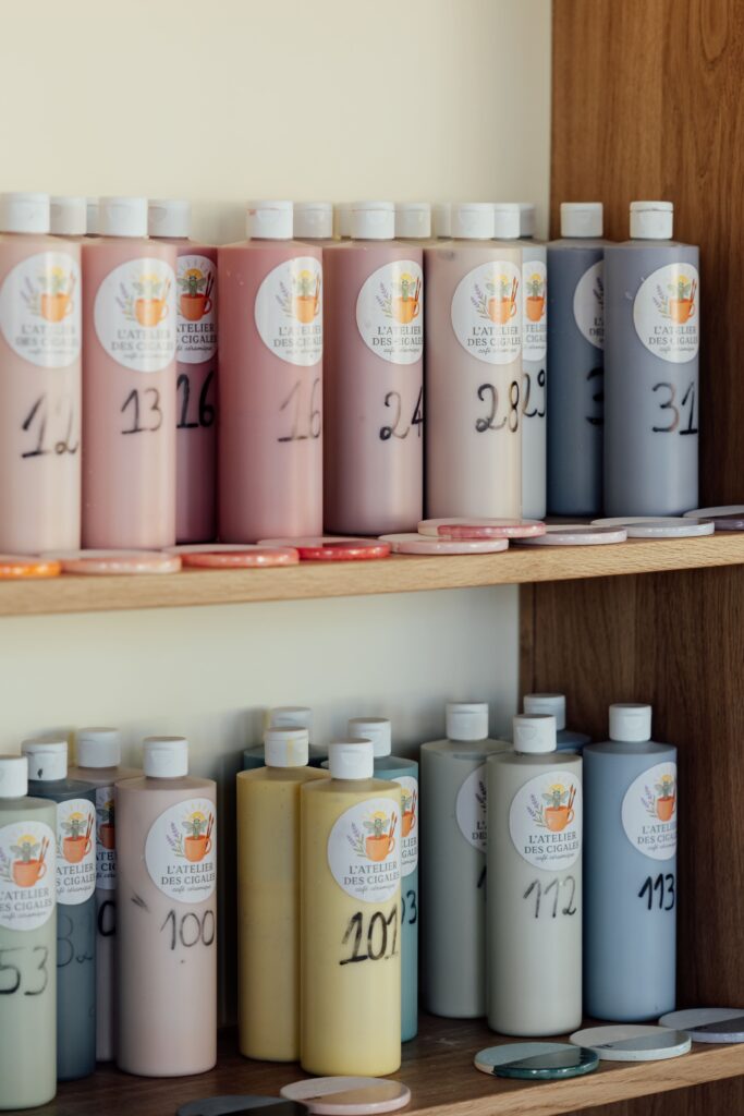 Un large choix de peinture est disponible à l'Atelier des Cigales aux Angles