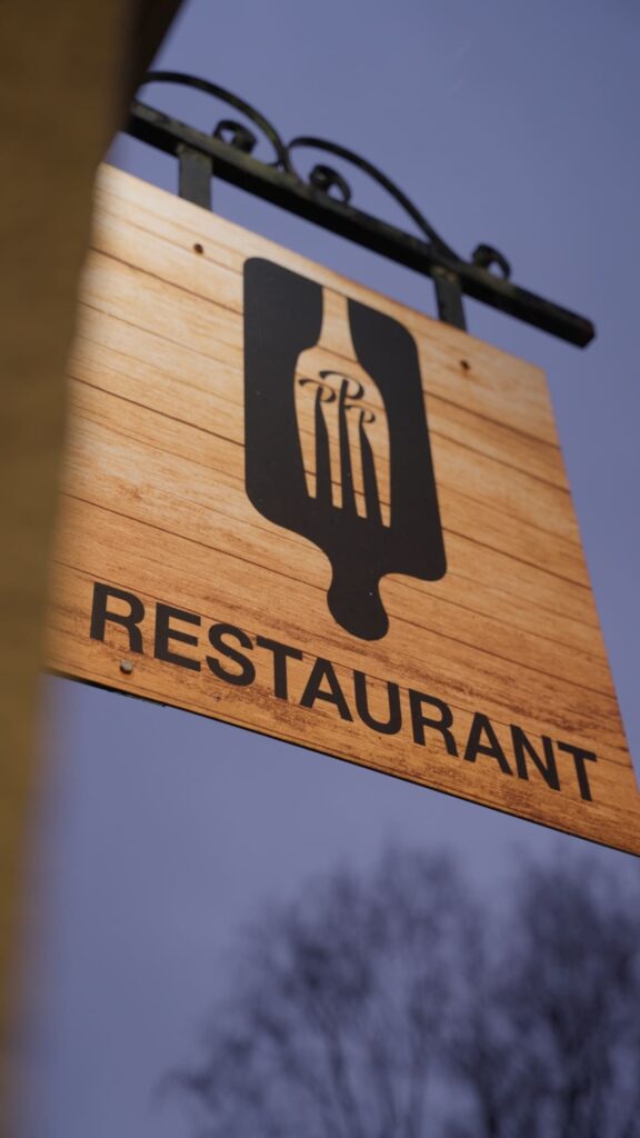 Le panneau du restaurant À 3 Pas