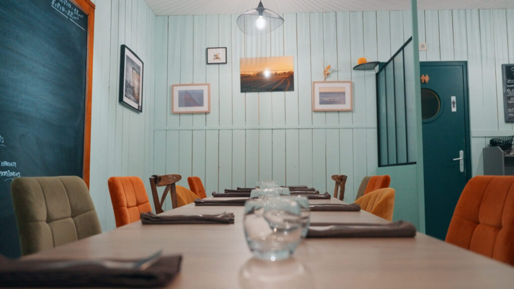 La table longue du restaurant À 3 Pas