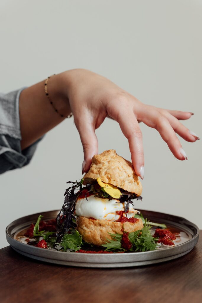 Chou salé façon gougère - Mozza di Bufala & Emmentale, pesto rouge du restaurant Avec Toi