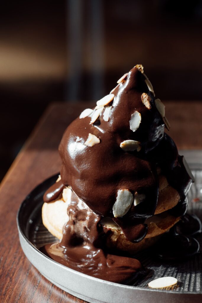 Chou maison, glace vanille & sauce chocolat du restaurant Avec Toi