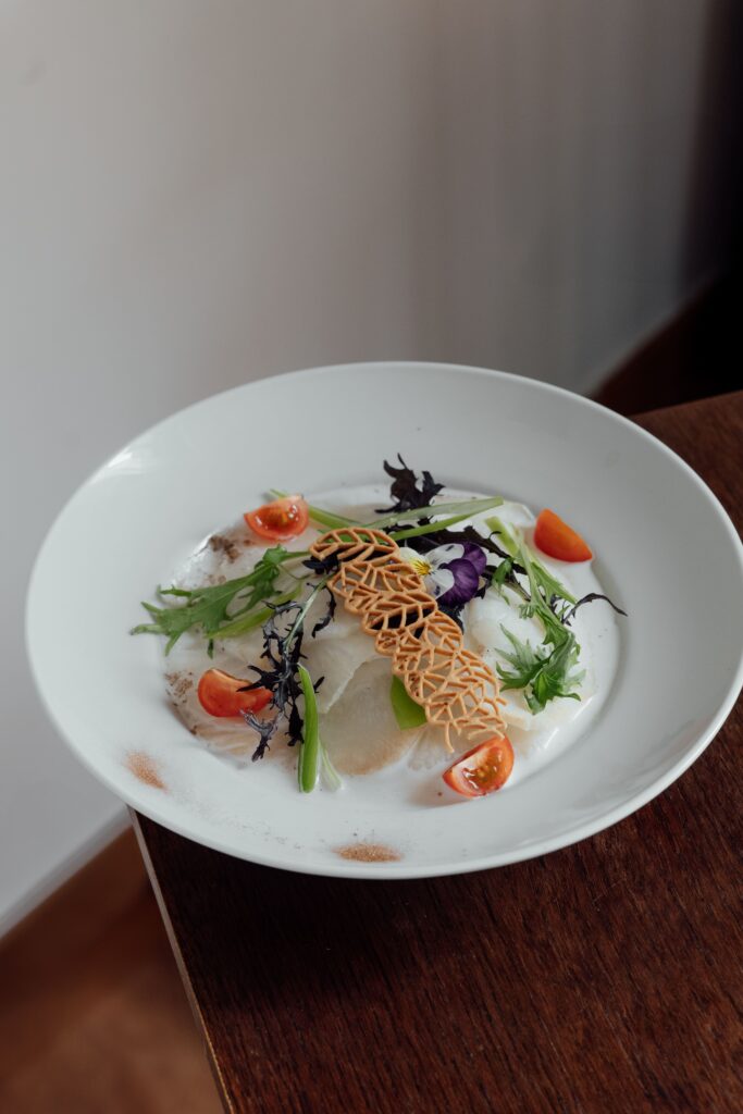 Raviole de céleri, lait de coco, champignons de saison du restaurant Avec Toi