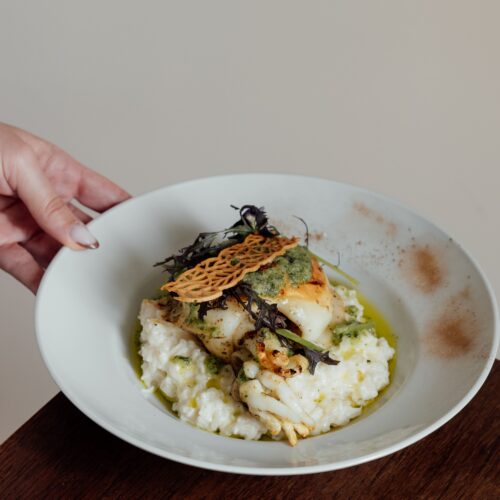 Seiche à la plancha persillée, riz blanc de camargue façon risotto du restaurant Avec Toi