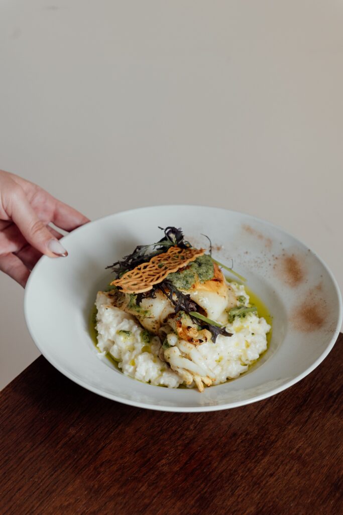 Seiche à la plancha persillée, riz blanc de camargue façon risotto du restaurant Avec Toi