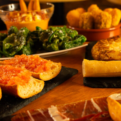 tapas avec pan con tomate, jambon ibérique, piment vert, coquettas boca à toulouse
