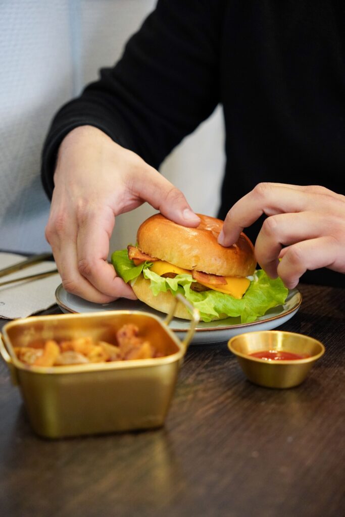Le burger gourmet 100% végétal et les frites maison de chez Kali