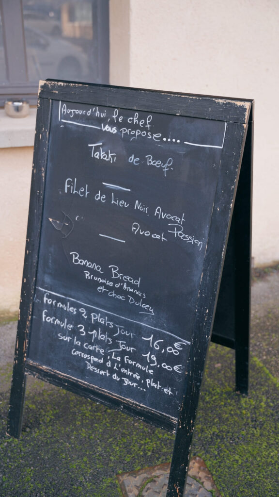 Le menu affiché devant le restaurant Canon