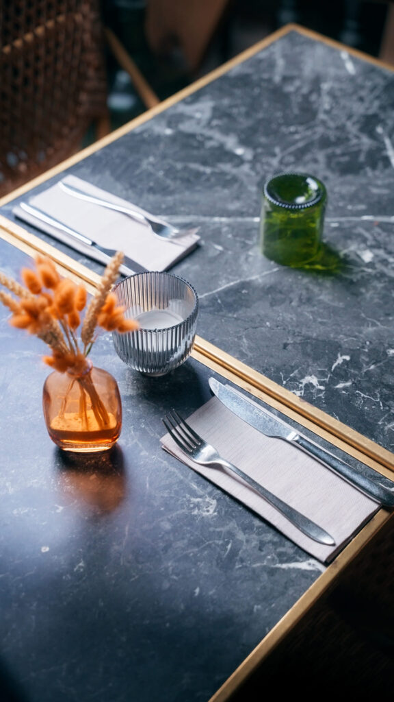 Le dressage d'une table au restaurant Canon
