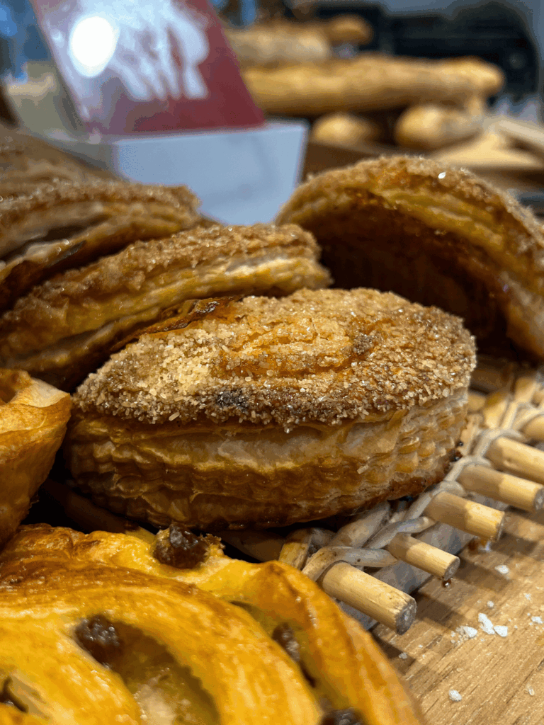 Un chausson au pomme de la vitrine de jb boulangerie à tarnos