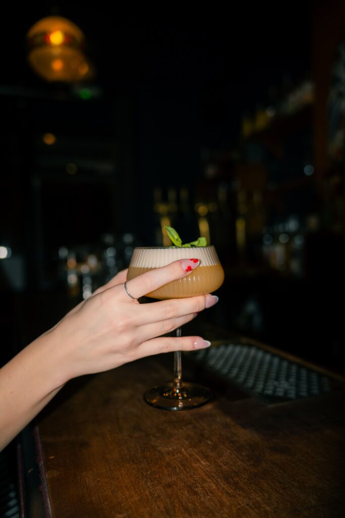 Un cocktail maison préparé Chez René, à Rennes.