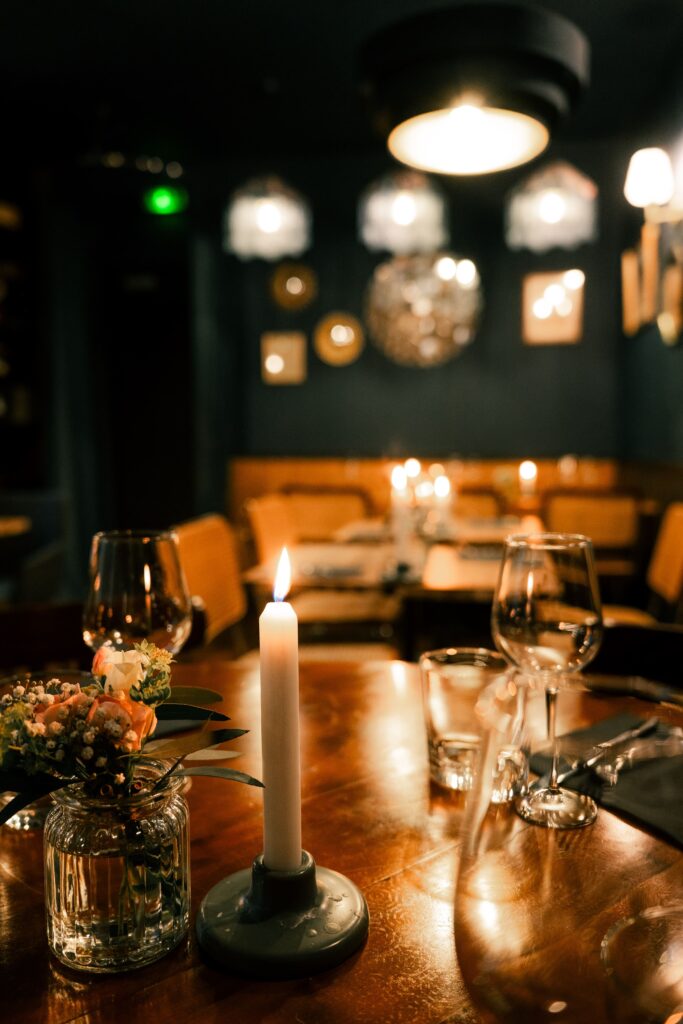 Une table au restaurant Chez René, à Rennes.