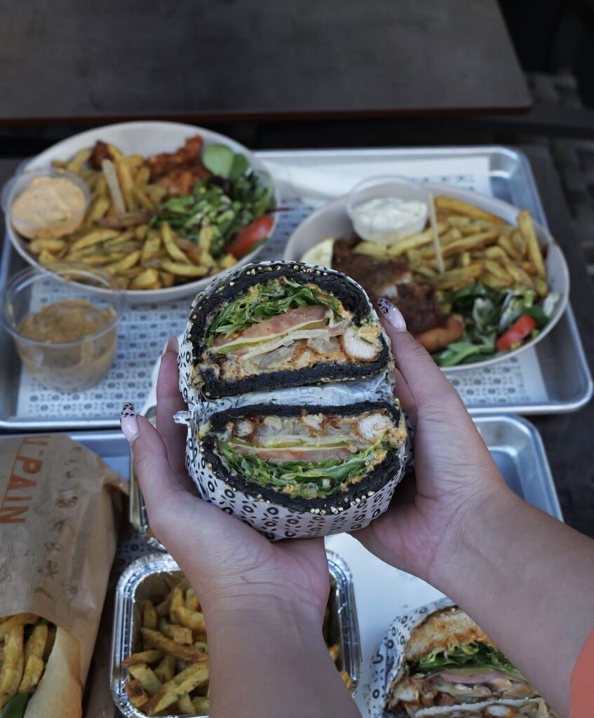 burger noir chez coq rock à quimper