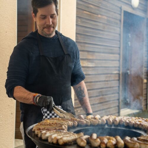 Les saucisses marinées au braséro pour une prestation de traiteur autour de Limoges par le Truck à John