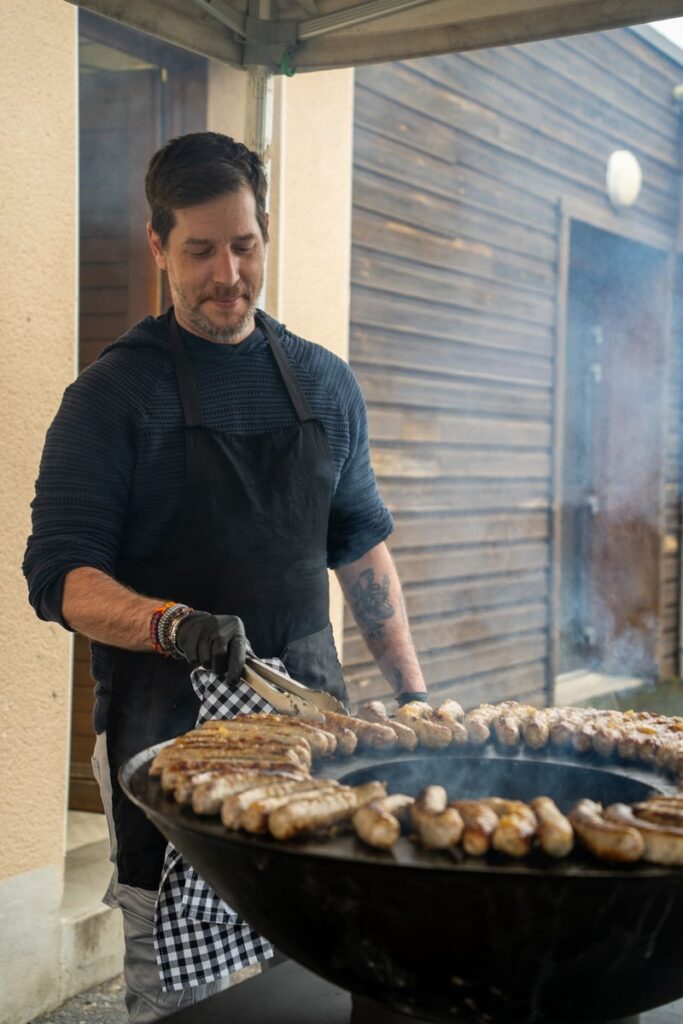 Les saucisses marinées au braséro pour une prestation de traiteur autour de Limoges par le Truck à John