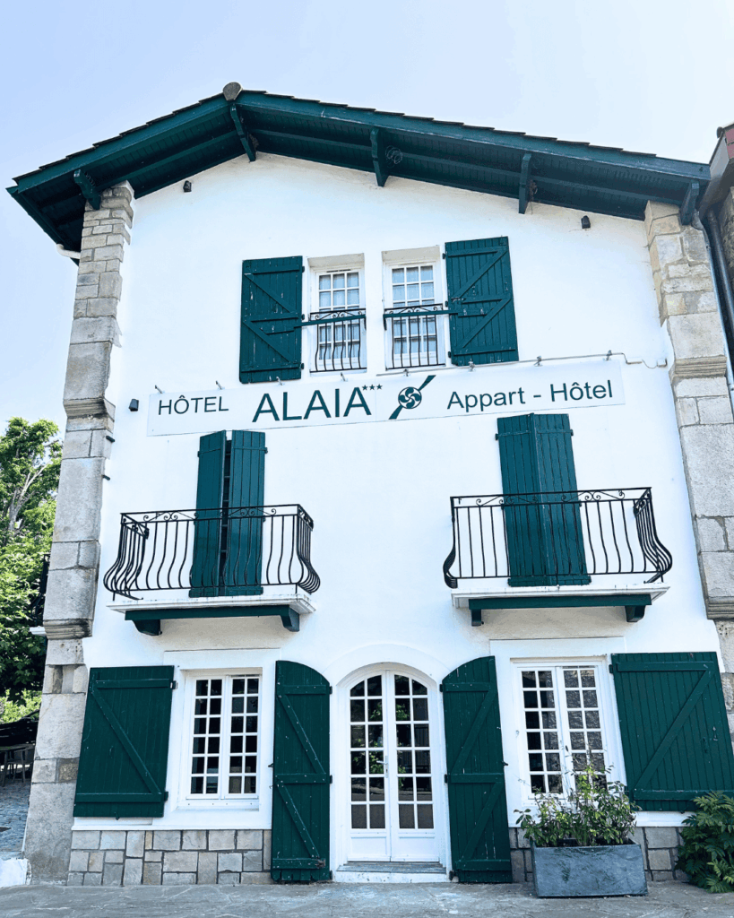 devanture d'alaia à ascain