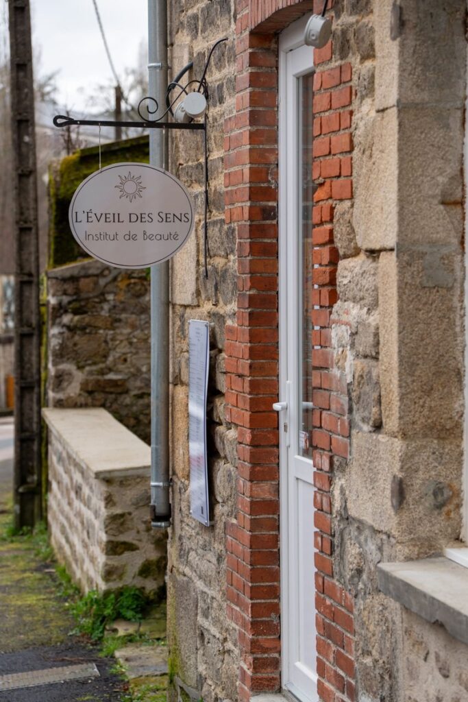 La devanture en brique typique de l'institut Doux Sens à Eymoutiers, institut de beauté et headspa, non loin de Limoges