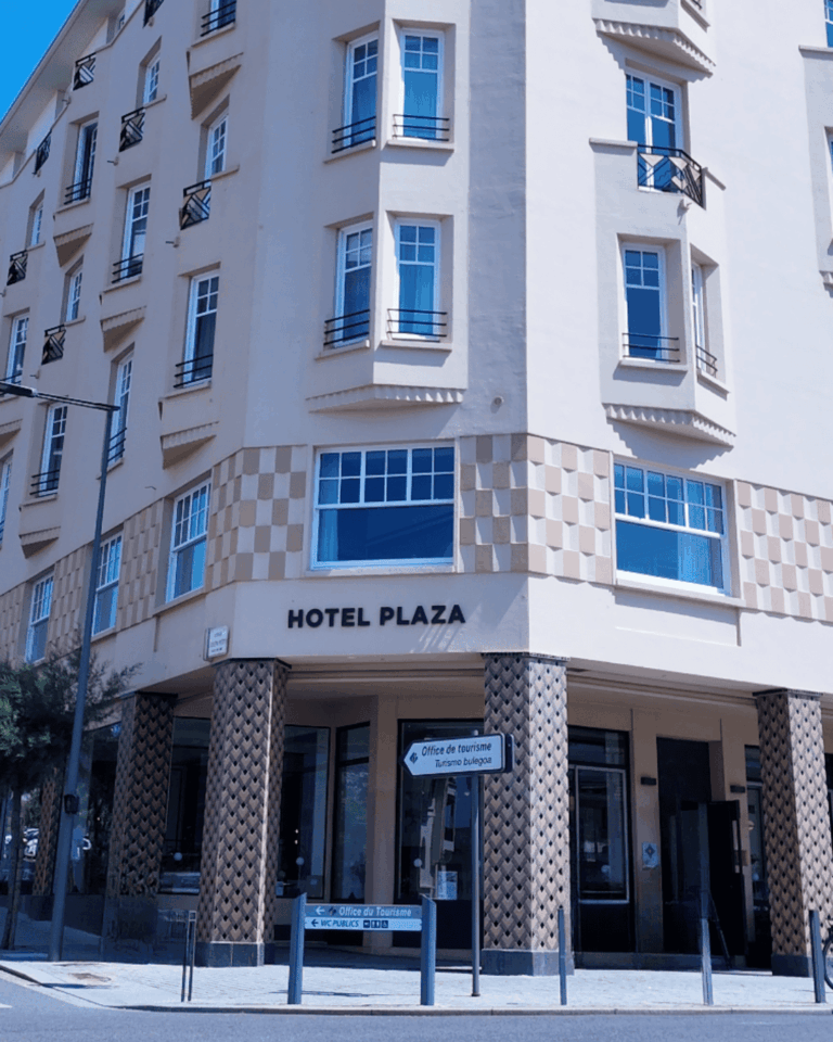 devanture de l'hotel plaza à biarritz