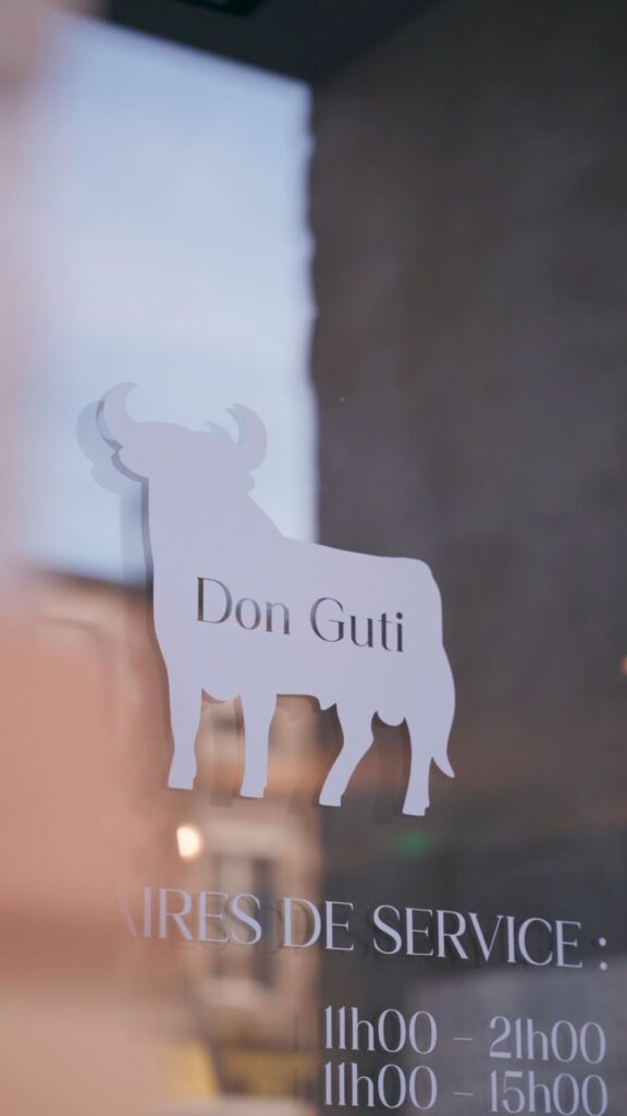 Le logo sur la porte d'entrée du restaurant Don Guti