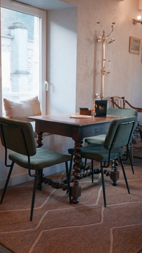 Une table de la salle intérieur du restaurant Don Guti