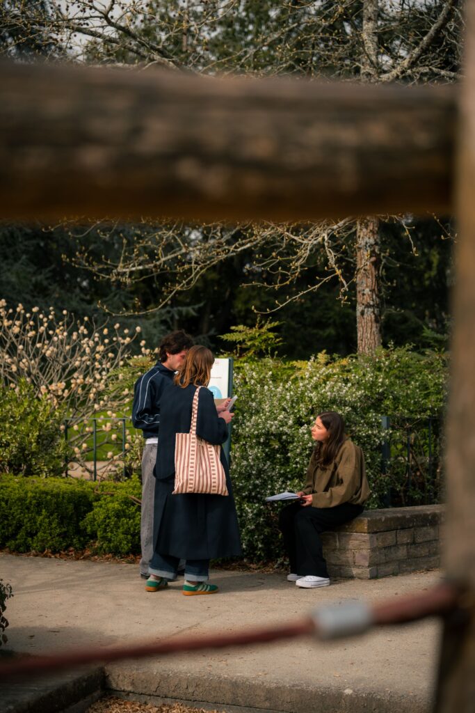 Des joueurs qui réfléchissent pendant une partie avec Enquêtes Passe-Muraille