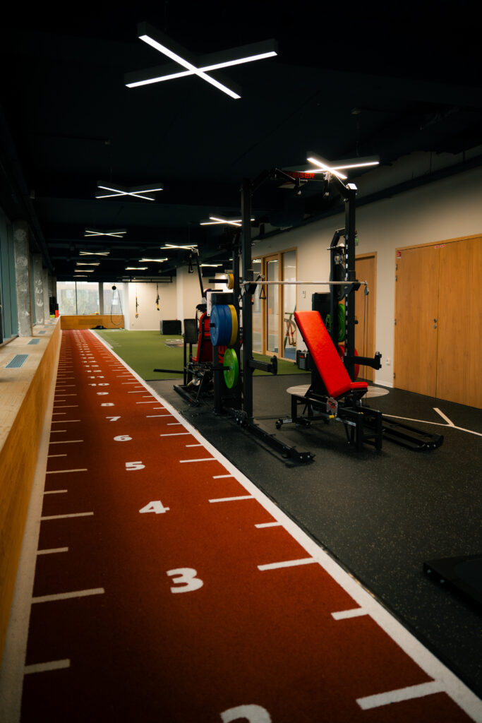 Un espace dynamique pour pousser des charges et développer puissance et explosivité. Rebirth, Cesson-Sevigne.