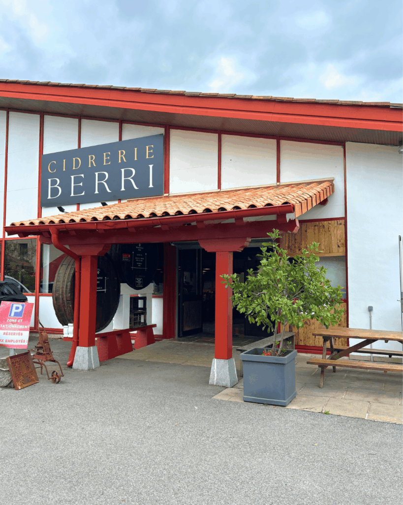 exterieur de la cidrerie berri à ascain