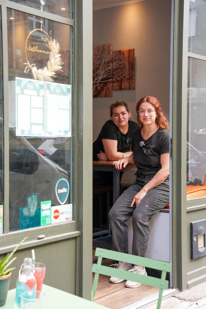 Exterieur avec la gérante Kelly de chez Kali