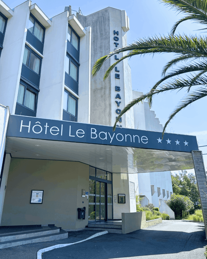 exterieur de l'hotel le bayonne a bayonne