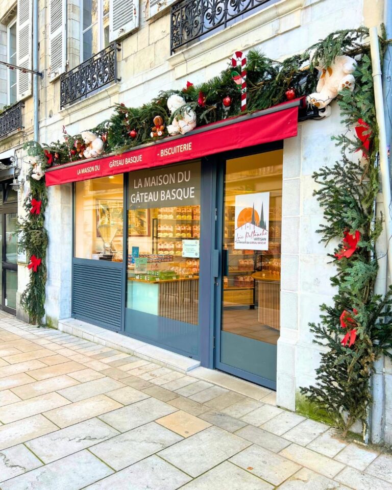 exterieur de la maison du gateau basque à bayonne