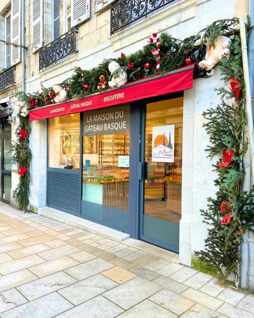 exterieur de la maison du gateau basque à bayonne