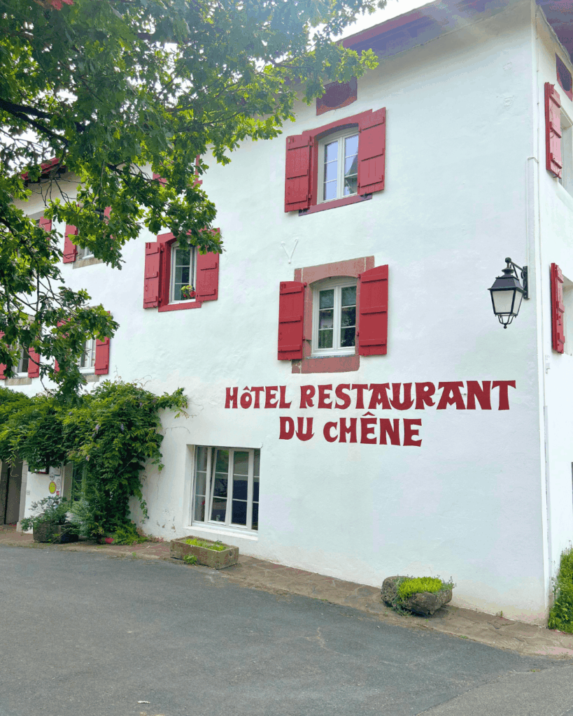 exterieur du restaurant du chene à itxassou