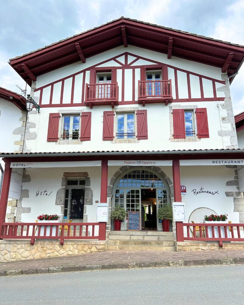 facade de maison oppoca à ainhoa