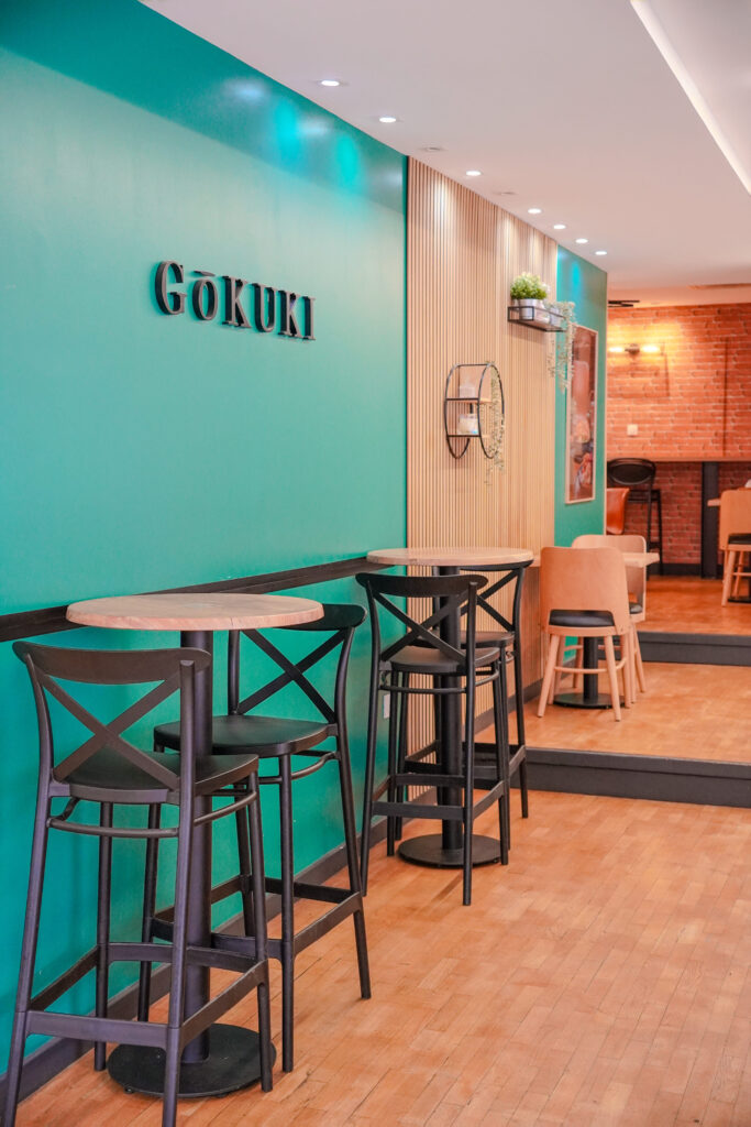 interieur de gokuki avec une table haute