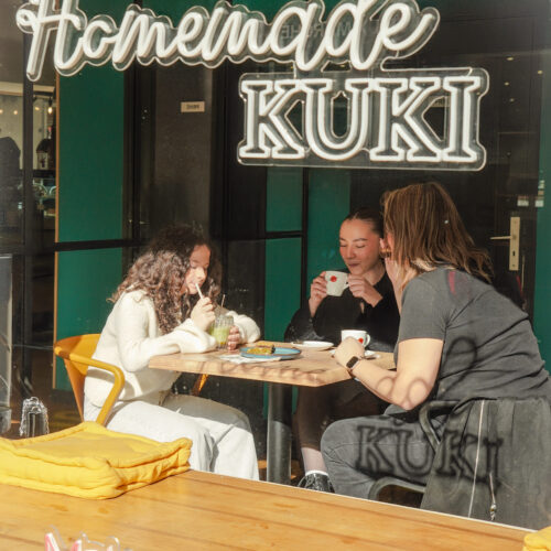 vue interieur de gokuki en etant a l'exterieur, amies en train de dejeuner et prendre un cafe ensemble