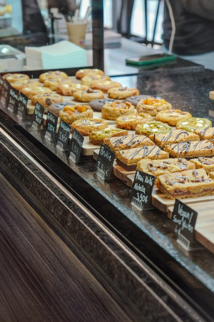 vitrine gokuki remplie de cookies de differentes saveurs