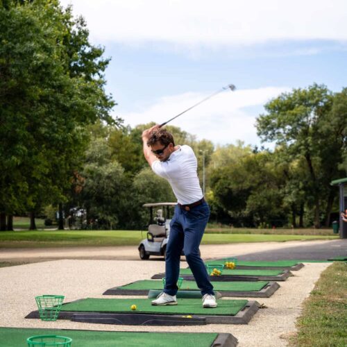 Un joueur de golf en plein swing à Bluegreen, à Rennes.