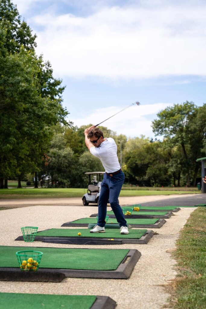 Un joueur de golf en plein swing à Bluegreen, à Rennes.