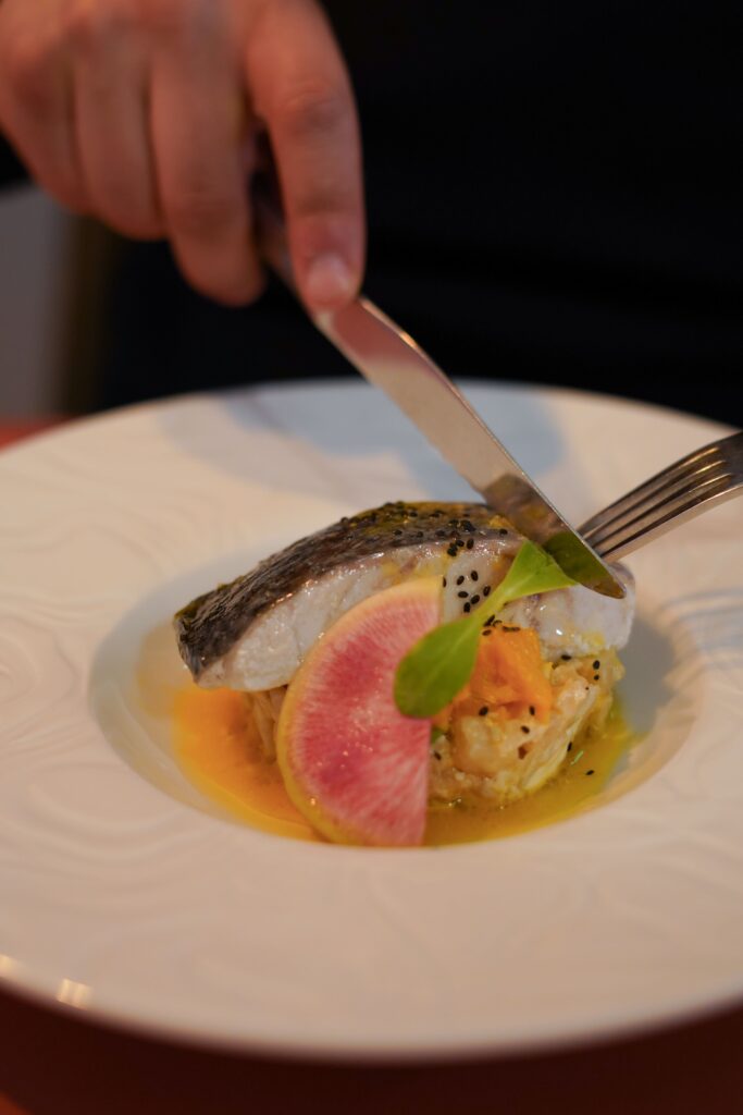 Plat le maigre, un poisson avec risotto chez l'Hibiscus