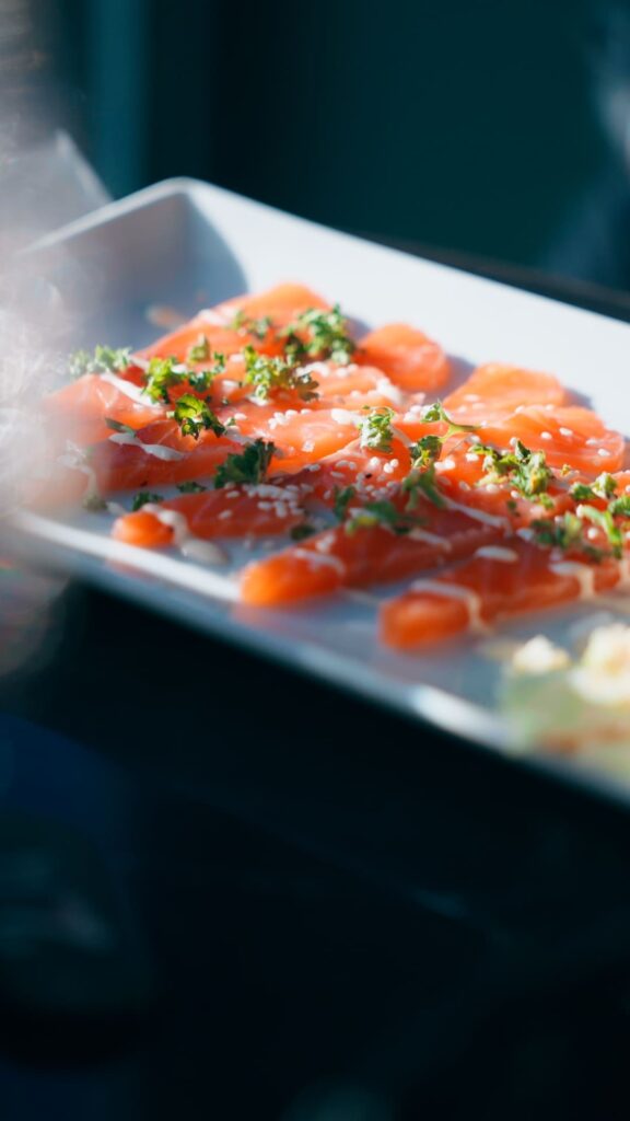 Une assiette de saumon frais à l'Hôtel des Pins