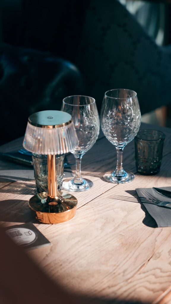 La décoration de table du restaurant de l'Hôtel des Pins