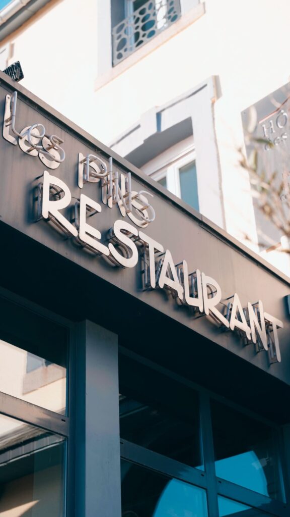 La devanture du restaurant de l'Hôtel des Pins