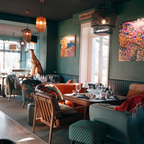 La salle intérieur du restaurant de l'Hôtel des Pins