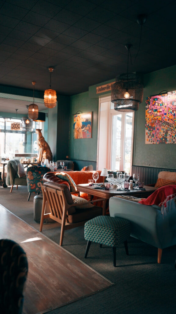 La salle intérieur du restaurant de l'Hôtel des Pins