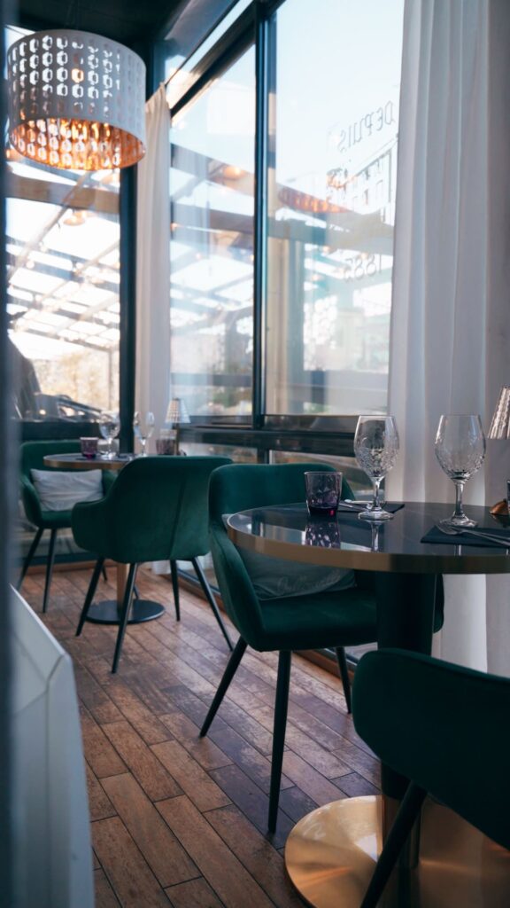 Une table dans la véranda du restaurant de l'Hôtel des Pins