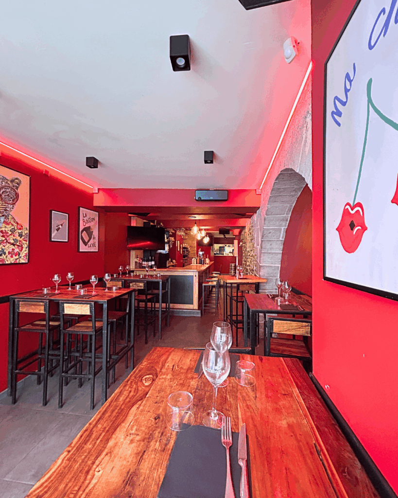 interieur du bar d'izarrena à bayonne