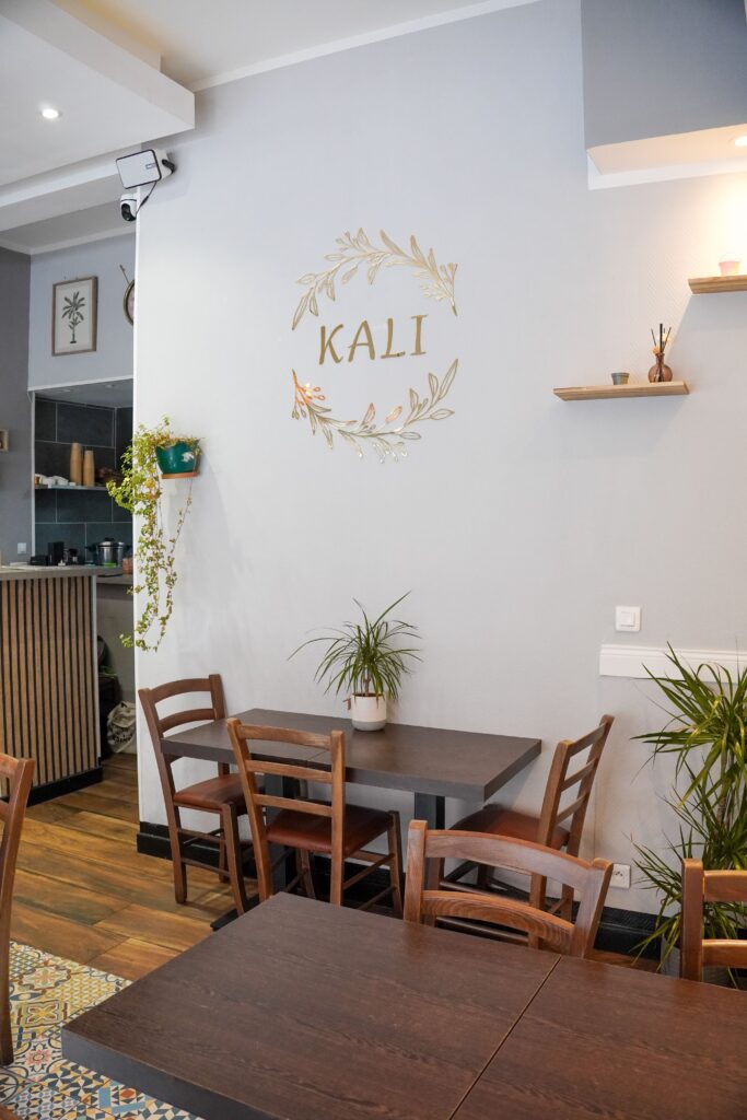 Intérieur de chez kali avec Logo au mur et tables pour manger