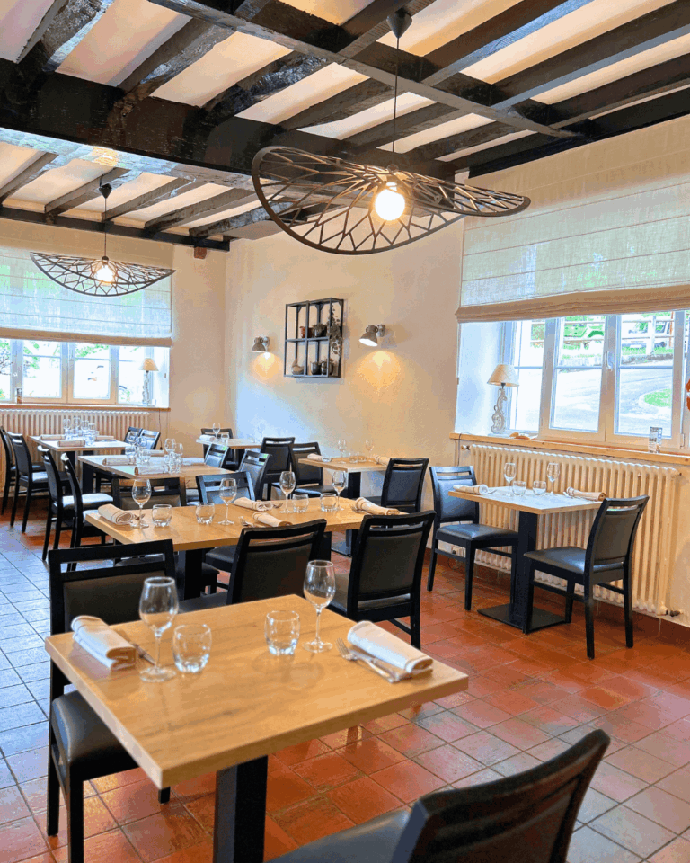 interieur du restaurant du chene à itxassou