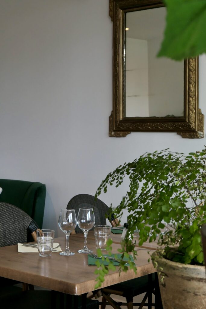 Salle du restaurant traditionnel Périgourdin, Le Batelier, à Arès.