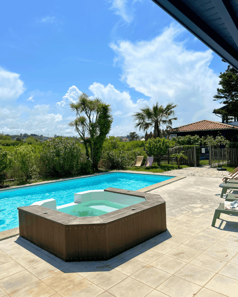 La piscine de Kaliko sous le soleil